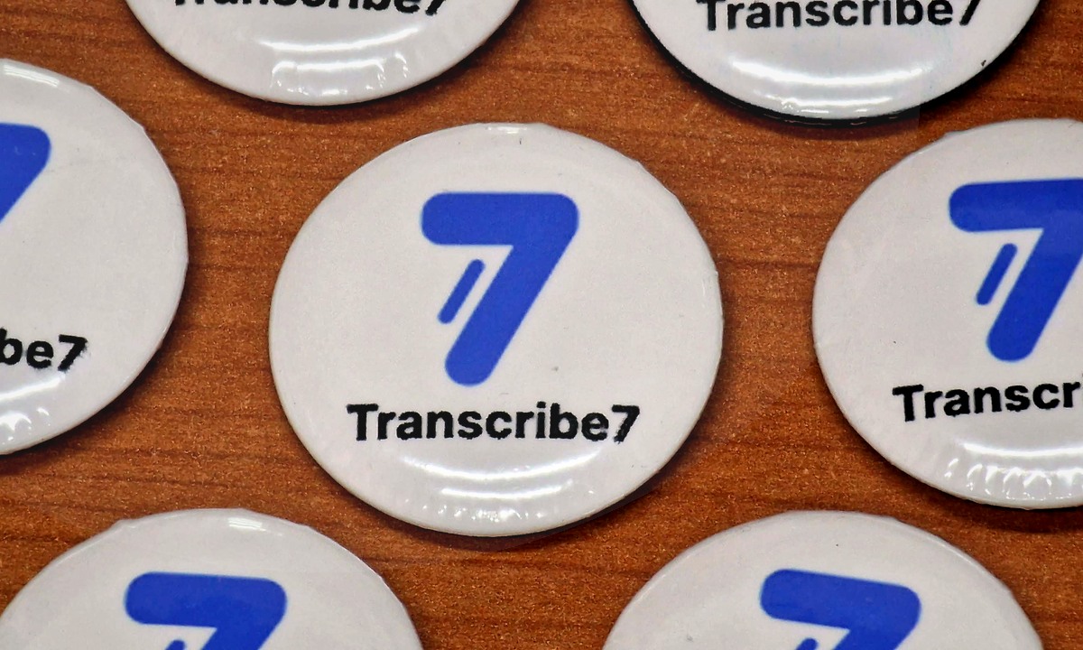 Promocijske broške Transcribe, bližnji posnetek