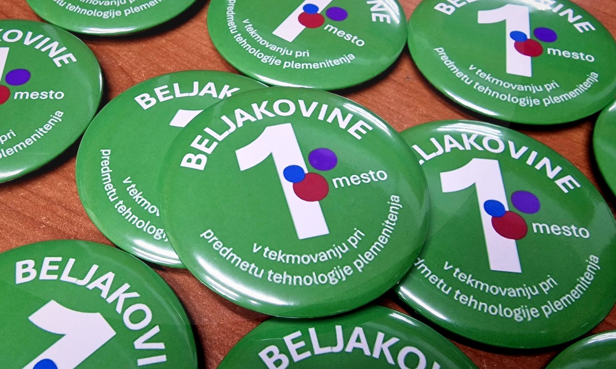 Zelene promocijske broške z napisom Beljakovine