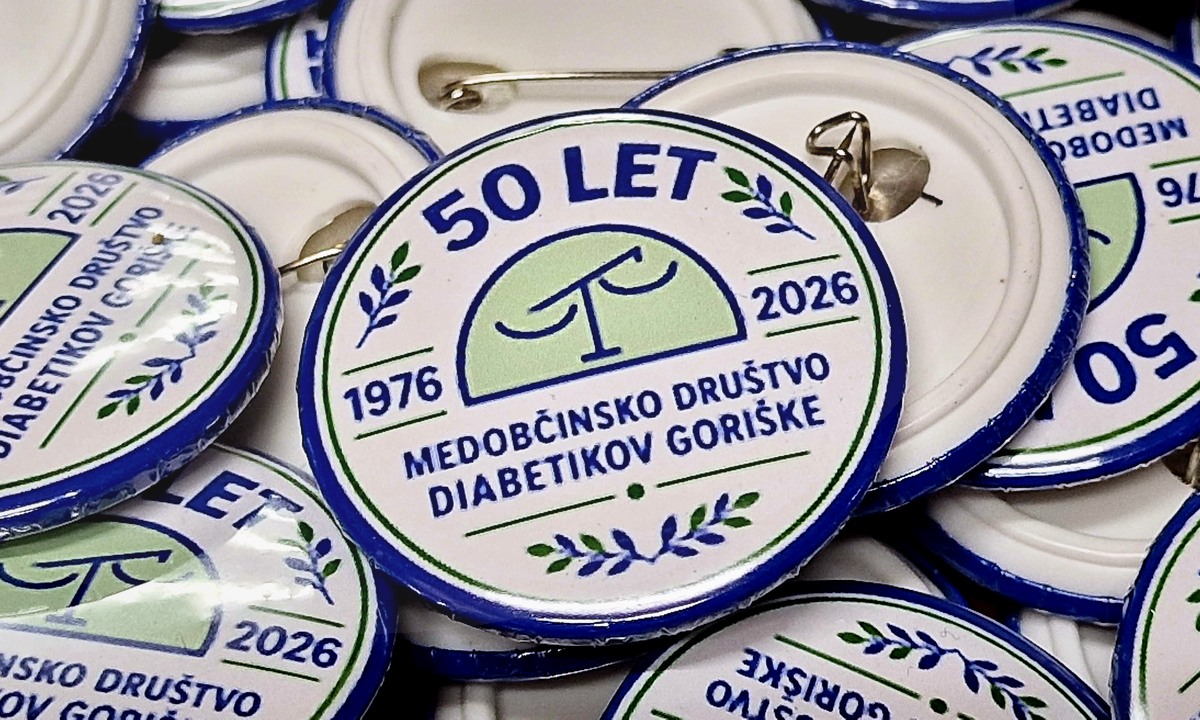 Spominske broške 50 let, bližnji posnetek